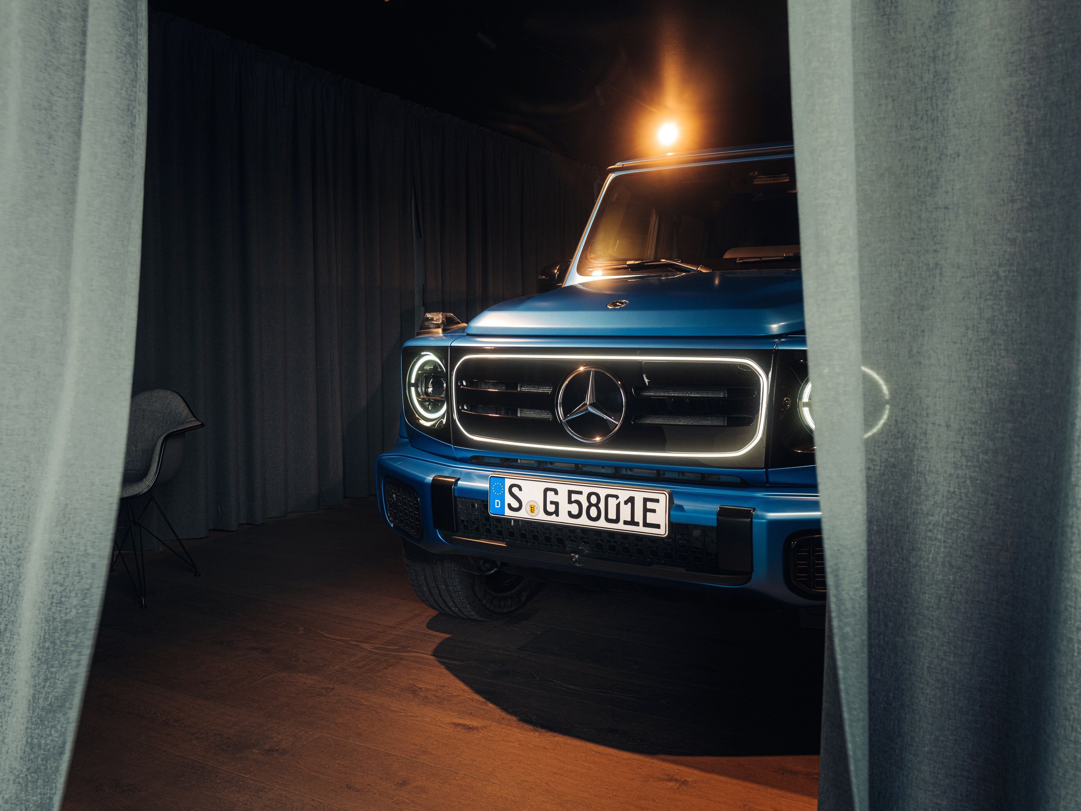 Die Mercedes-Benz G-Klasse in einer Frontansicht.