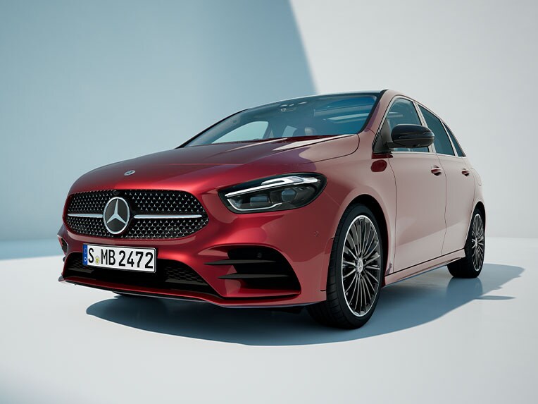 Die Mercedes-Benz B-Klasse in einer seitlichen Frontansicht.