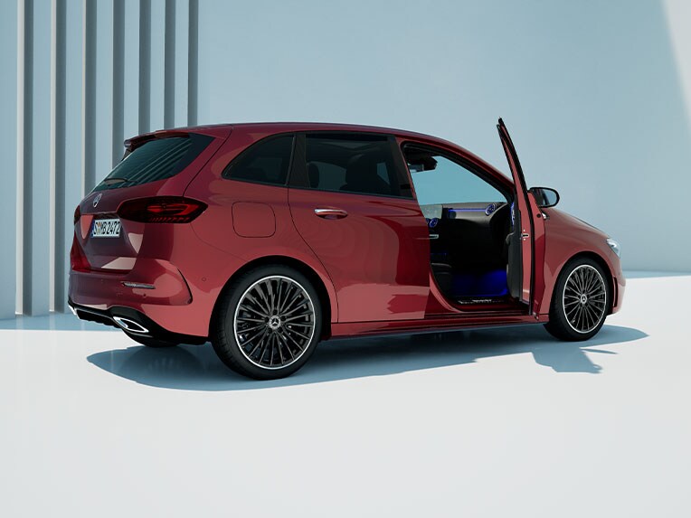 Die B-Klasse von Mercedes-Benz in einer seitlichen Ansicht mit offener Tür.