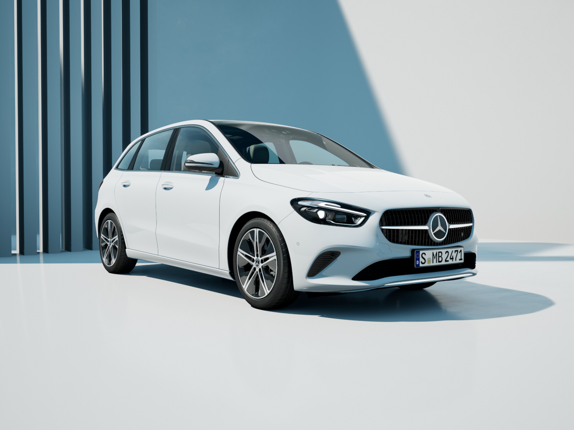 Eine B-Klass von Mercedes-Benz weißem Grund vor einer neutralen Wand.