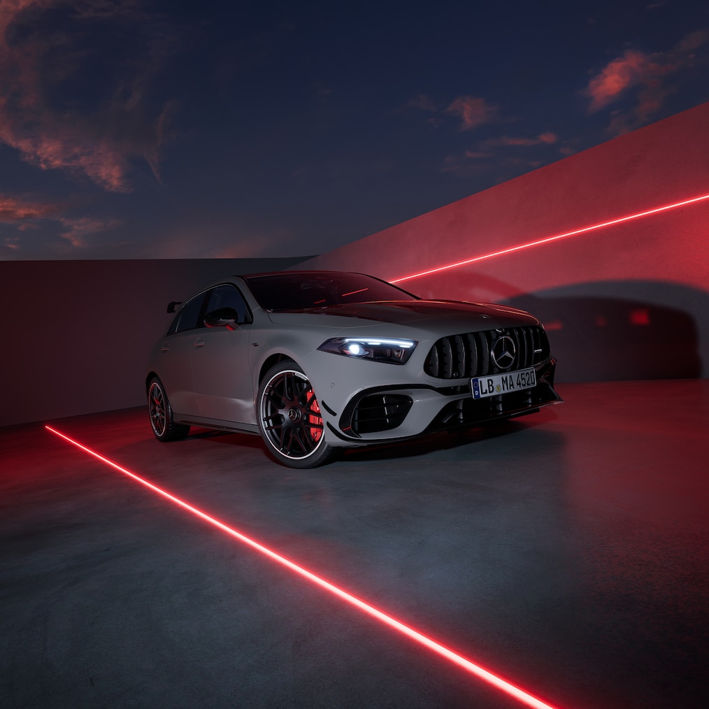 Die Mercedes-AMG A-Klasse mit AMG Design Plus-Paket in MANUFAKTUR Alpingrau.