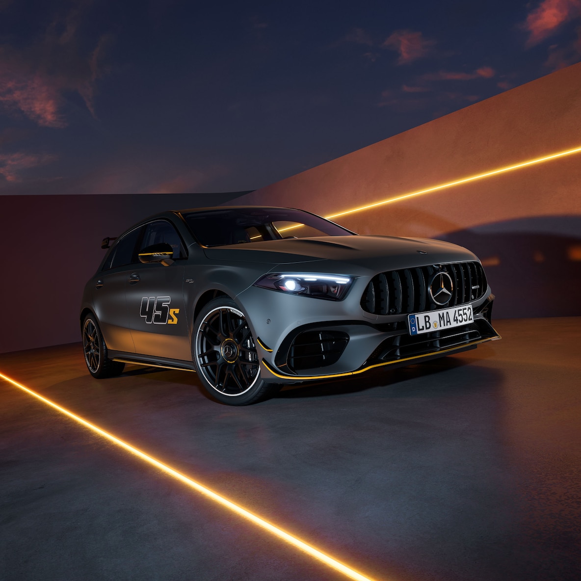 Der Mercedes-AMG A 45 S 4MATIC+ Final Edition in MANUFAKTUR Mountaingrau MAGNO oder Nachtschwarz.