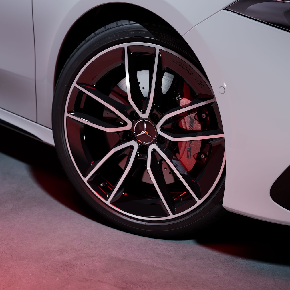Detailansicht der Räder und Felgen eines Mercedes-AMG A 35 4MATIC in glänzendem Silber.
