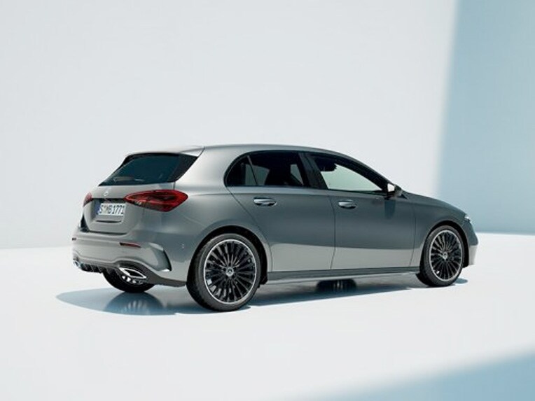 Seitliche Heckansicht der A-Klasse Kompaktlimousine von Mercedes-Benz.