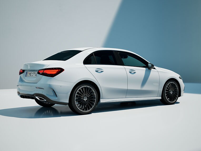 Eine seitliche Heckansicht der A-Klasse Limousine von Mercedes-Benz.