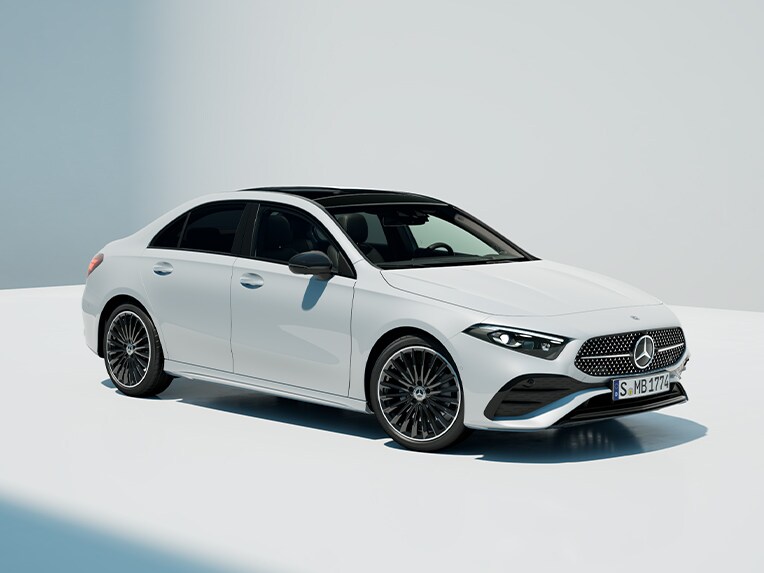Eine Frontansicht der A-Klasse Limousine von Mercedes-Benz.