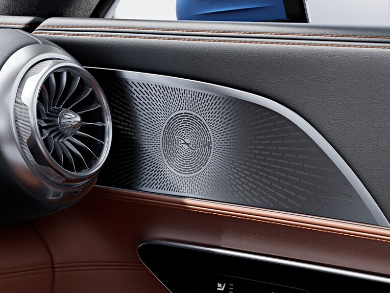 Lautsprecher des Burmester® High-End 3D-Surround-Soundsystems im neuen Mercedes-AMG GT Coupé.