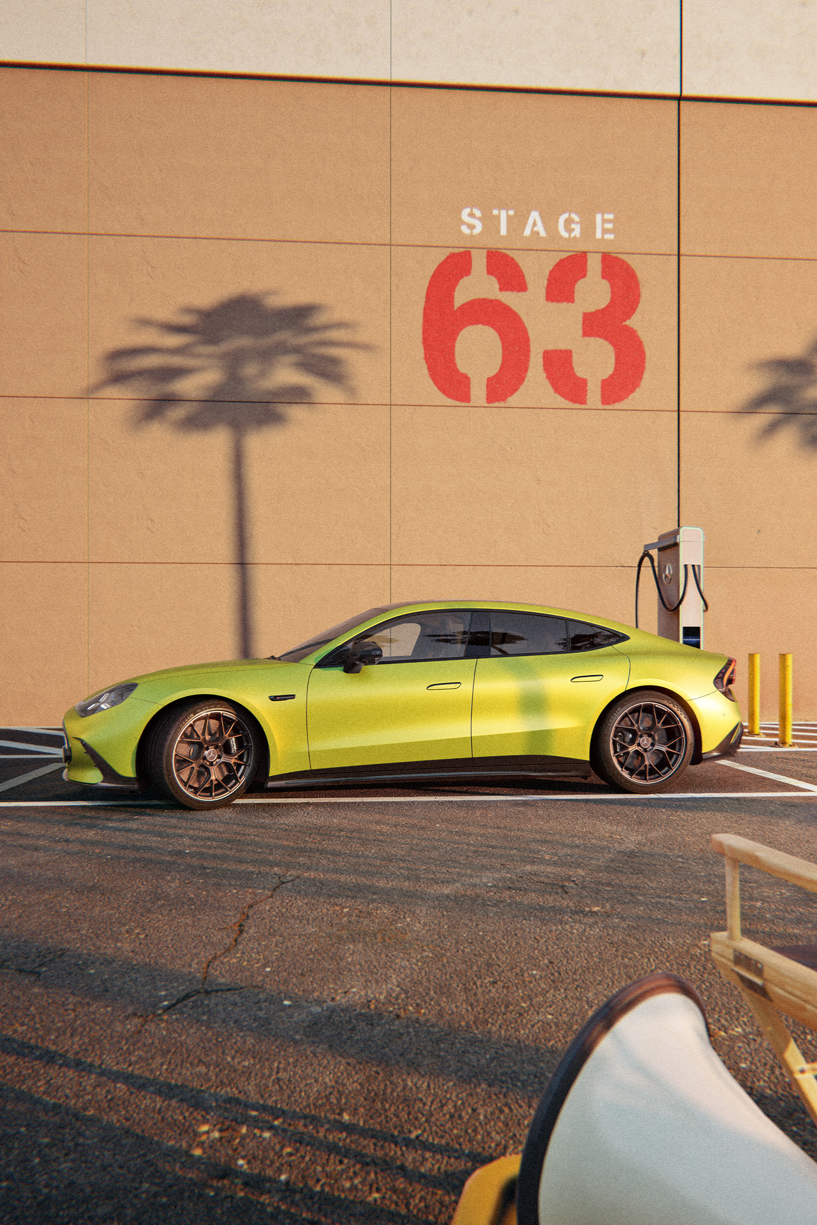 Mercedes-AMG GT 4 Türer Coupé | Mercedes-Benz. Das neue Mercedes-AMG GT 4 Türer Coupé in der Seitenansicht vor einer Wand.