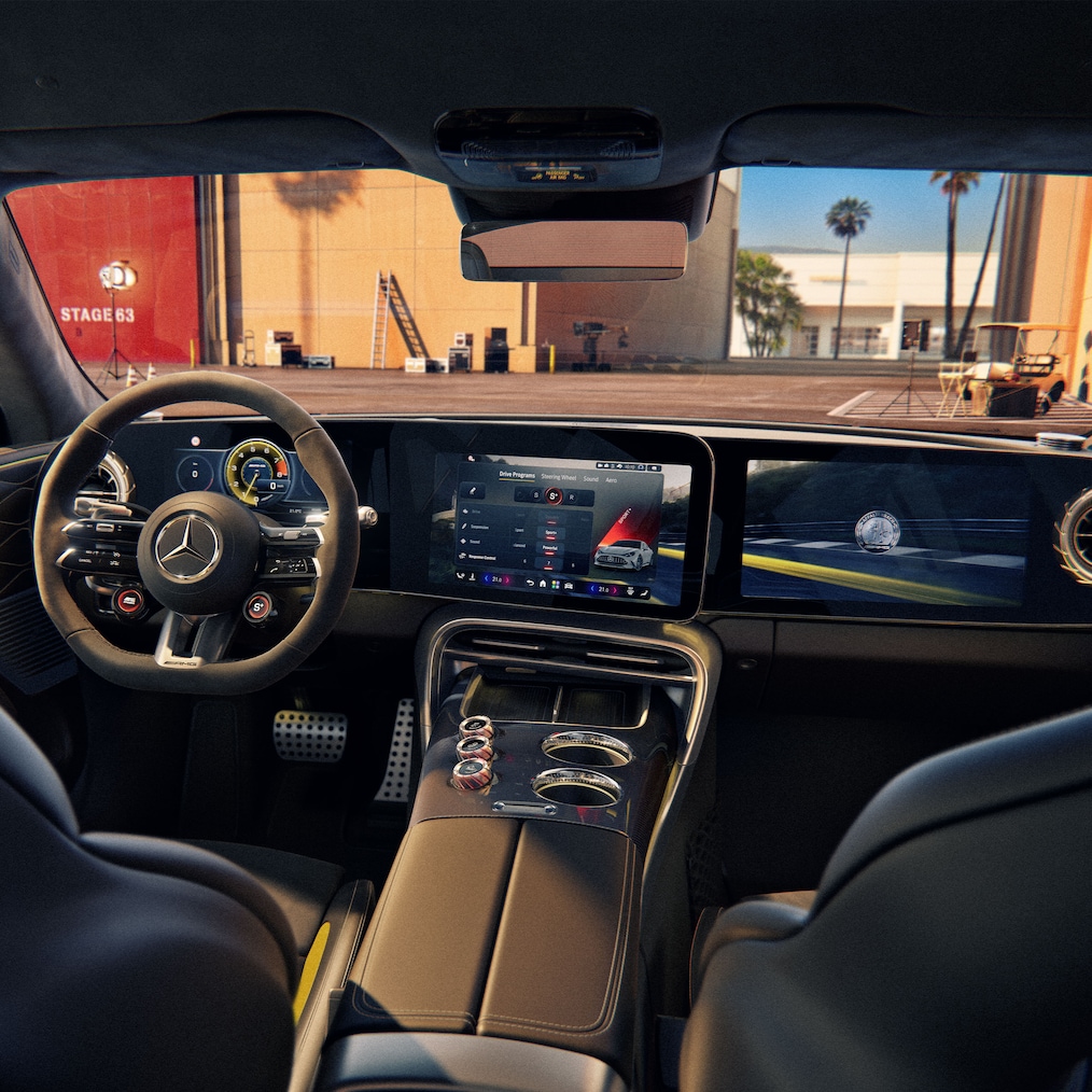 Das fahrerorientierte Cockpit im komplett neuen GT 4-Türer Coupé von Mercedes-AMG.
