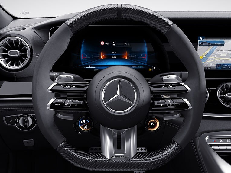 Das AMG Performance Lenkrad in Carbon-Design / Mikrofaser MICROCUT im Mercedes-AMG GT 63 S E PERFORMANCE.