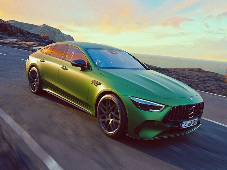 Dynamische Frontansicht des Mercedes-AMG GT 4-Türer-Coupés.