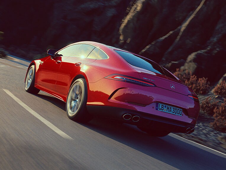 Heckansicht des Mercedes-AMG GT 4-Türer-Coupés.