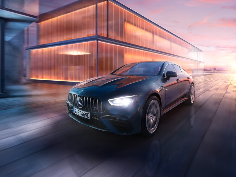 Dynamische Frontansicht des Mercedes-AMG GT 4-Türer-Coupés.