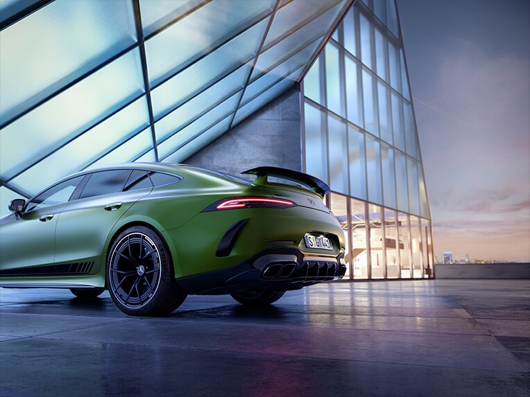 Das Mercedes-AMG GT 4-Türer Coupé in einer Heckansicht.