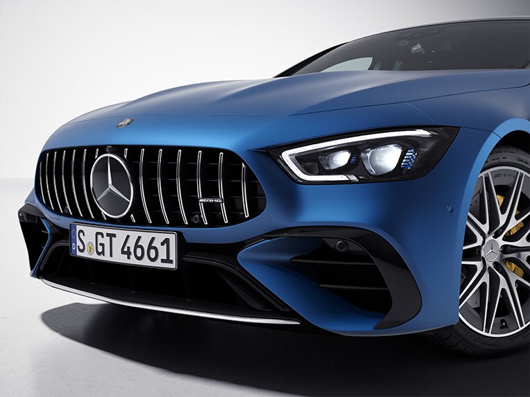 Eine seitliche Frontansicht des Mercedes-AMG GT 4-Türer Coupés mit AMG Chrom-Paket Exterieur.