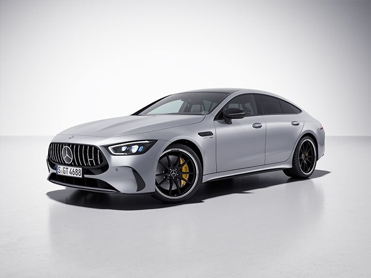 Eine seitliche Frontansicht des Mercedes-AMG GT 4-Türer Coupés mit AMG Night-Paket Exterieur.