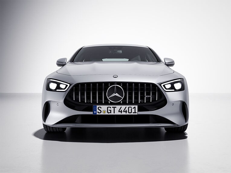 Eine Frontansicht des Mercedes-AMG GT 4-Türer Coupés mit V8-Styling-Paket Exterieur.