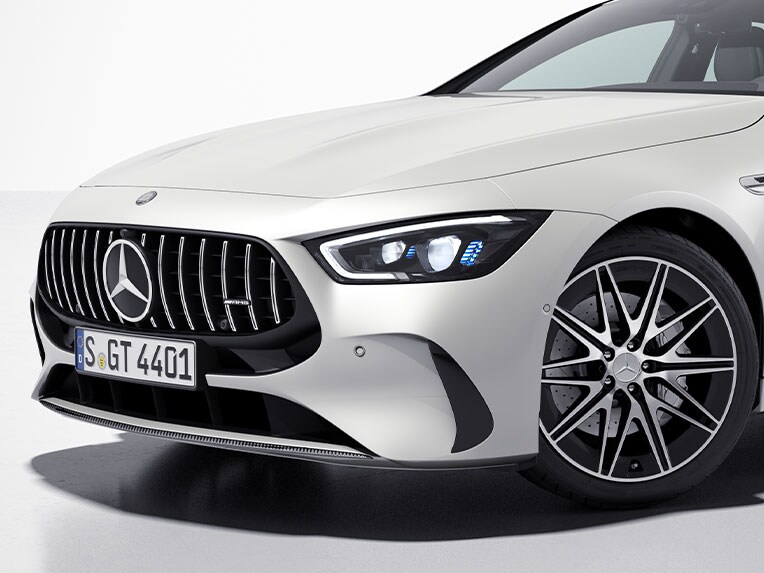 Eine seitliche Frontansicht des Mercedes-AMG GT 4-Türer Coupés mit AMG Carbon-Paket Exterieur.