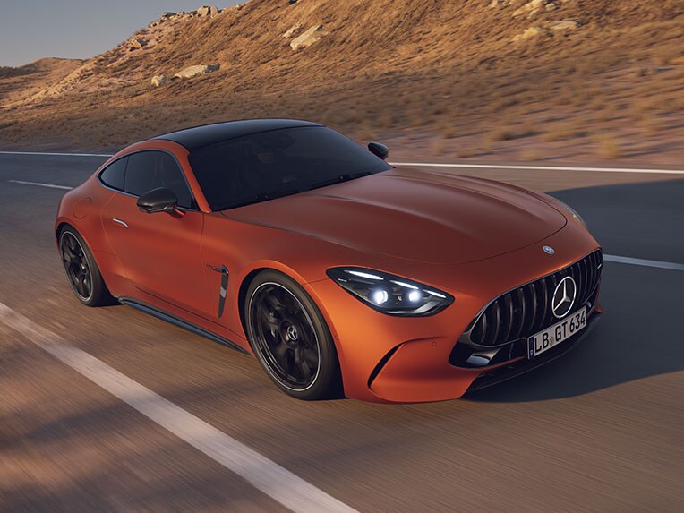 Der neue Mercedes-AMG GT 63 S E PERFORMANCE von schräg vorne, fahrend auf einer Straße.
