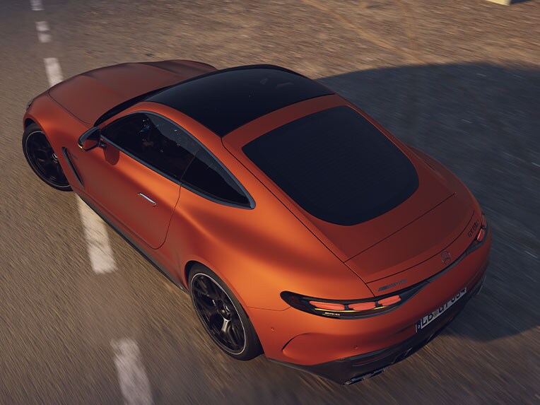 Der neue Mercedes-AMG GT 63 S E PERFORMANCE von schräg oben, stehend auf einer Straße.