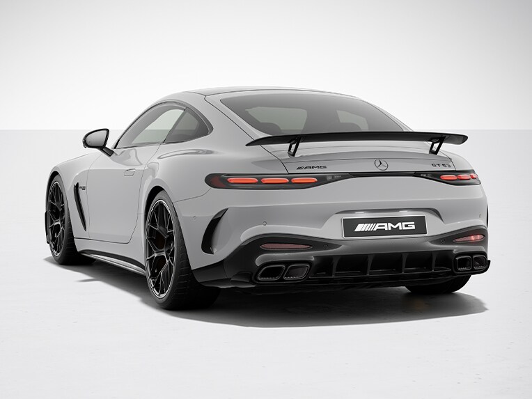 Der neue Mercedes-AMG GT 63 S E PERFORMANCE von schräg hinten mit dem AMG Aerodynamik-Paket.