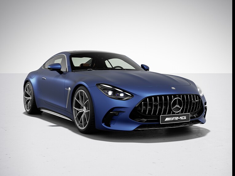 Der neue Mercedes-AMG GT 63 S E PERFORMANCE von schräg vorne mit dem AMG Chrom-Paket Exterieur.