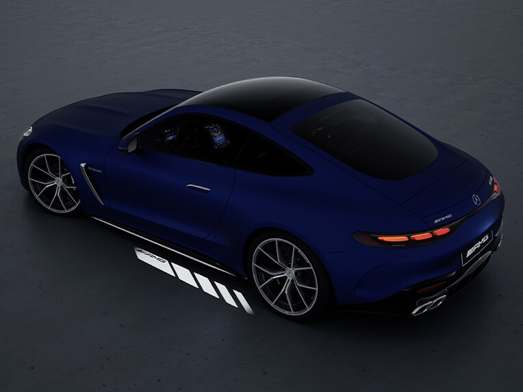 Der neue Mercedes-AMG GT 63 S E PERFORMANCE mit einem projiziertem "AMG" Schriftzug auf dem Boden dank AMG Lichtinszenierung.