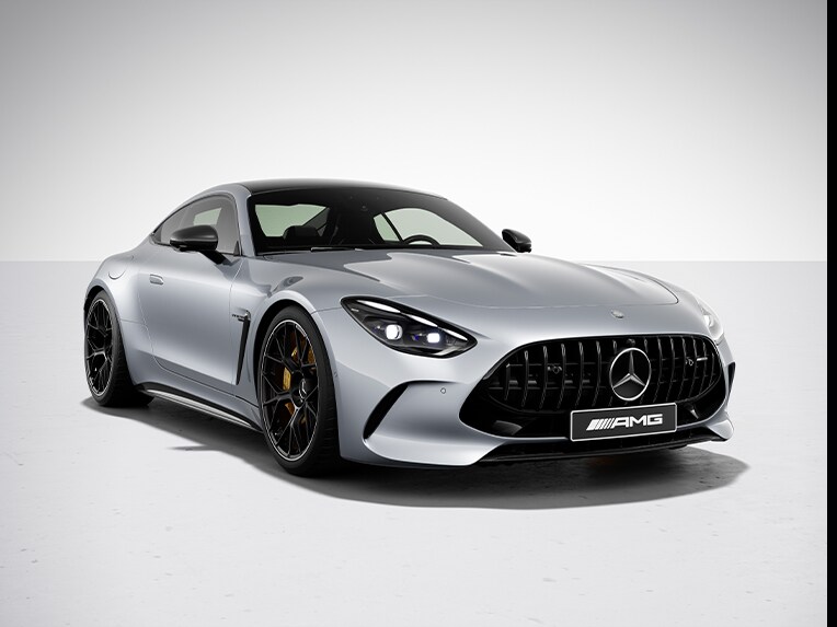Der neue Mercedes-AMG GT 63 S E PERFORMANCE von schräg vorne mit dem AMG Night-Paket II.