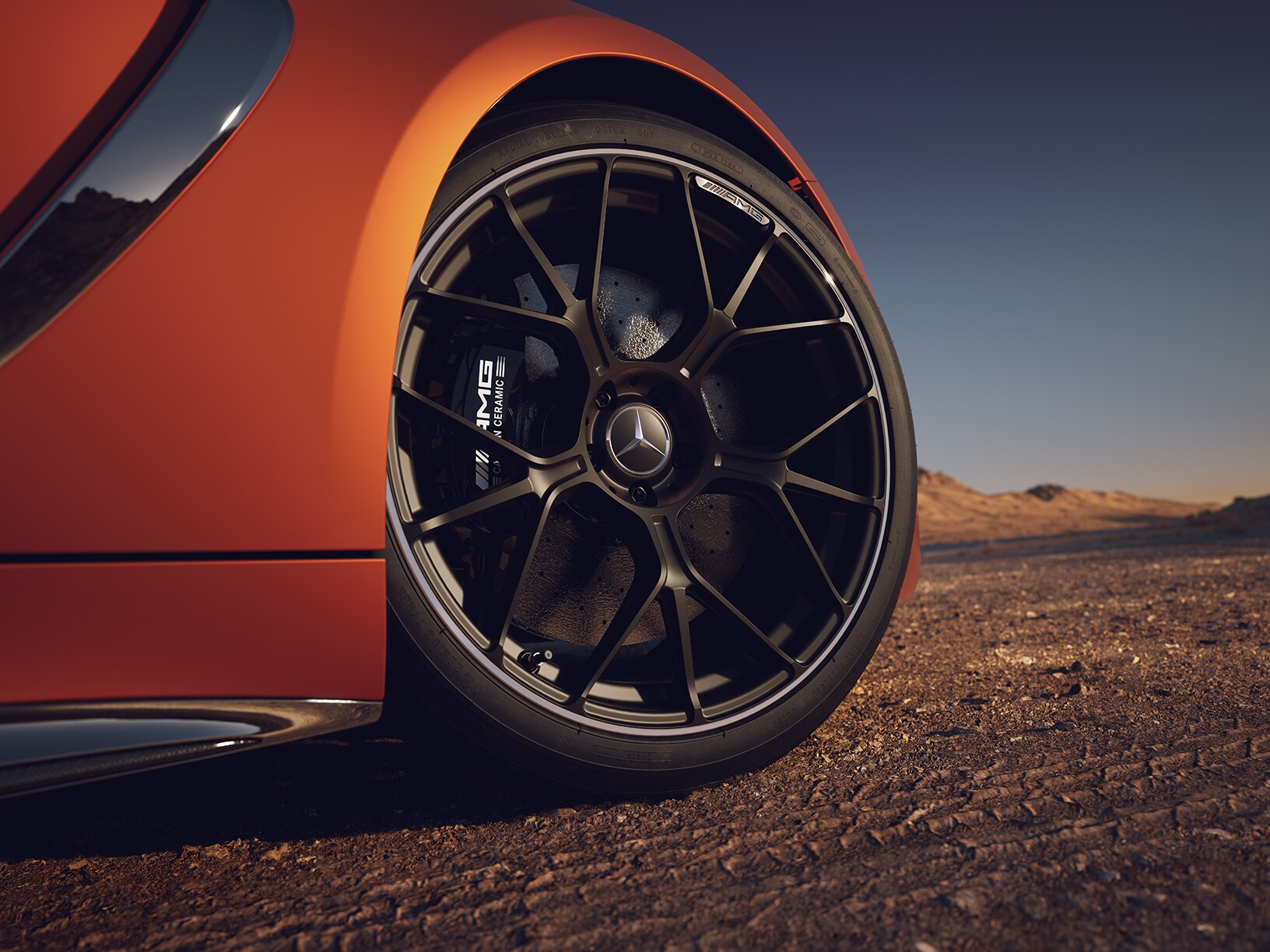 Eine Nahansicht eines Vorderrads des neuen Mercedes-AMG GT 63 S E PERFORMANCE.