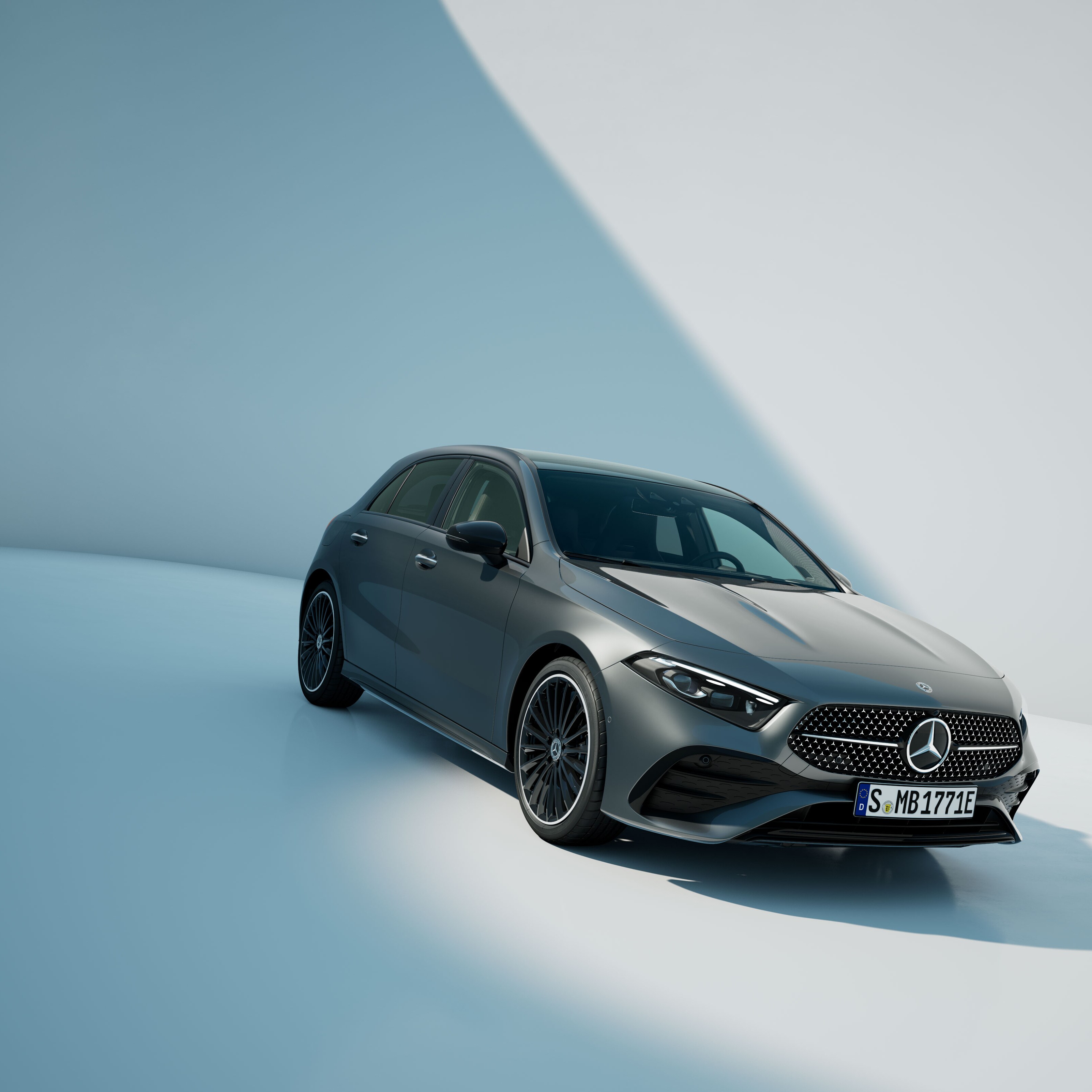 Die Mercedes-Benz A-Klasse Kompaktlimousine in einer seitlichen Frontansicht.
