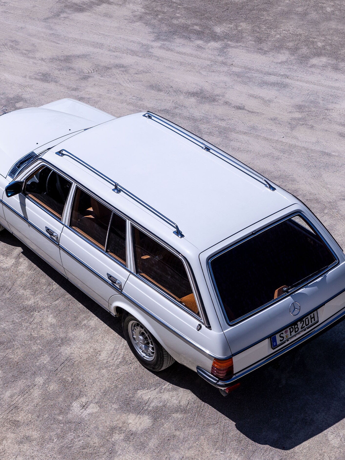 Der Mercedes-Benz S123 in einer Draufsicht.