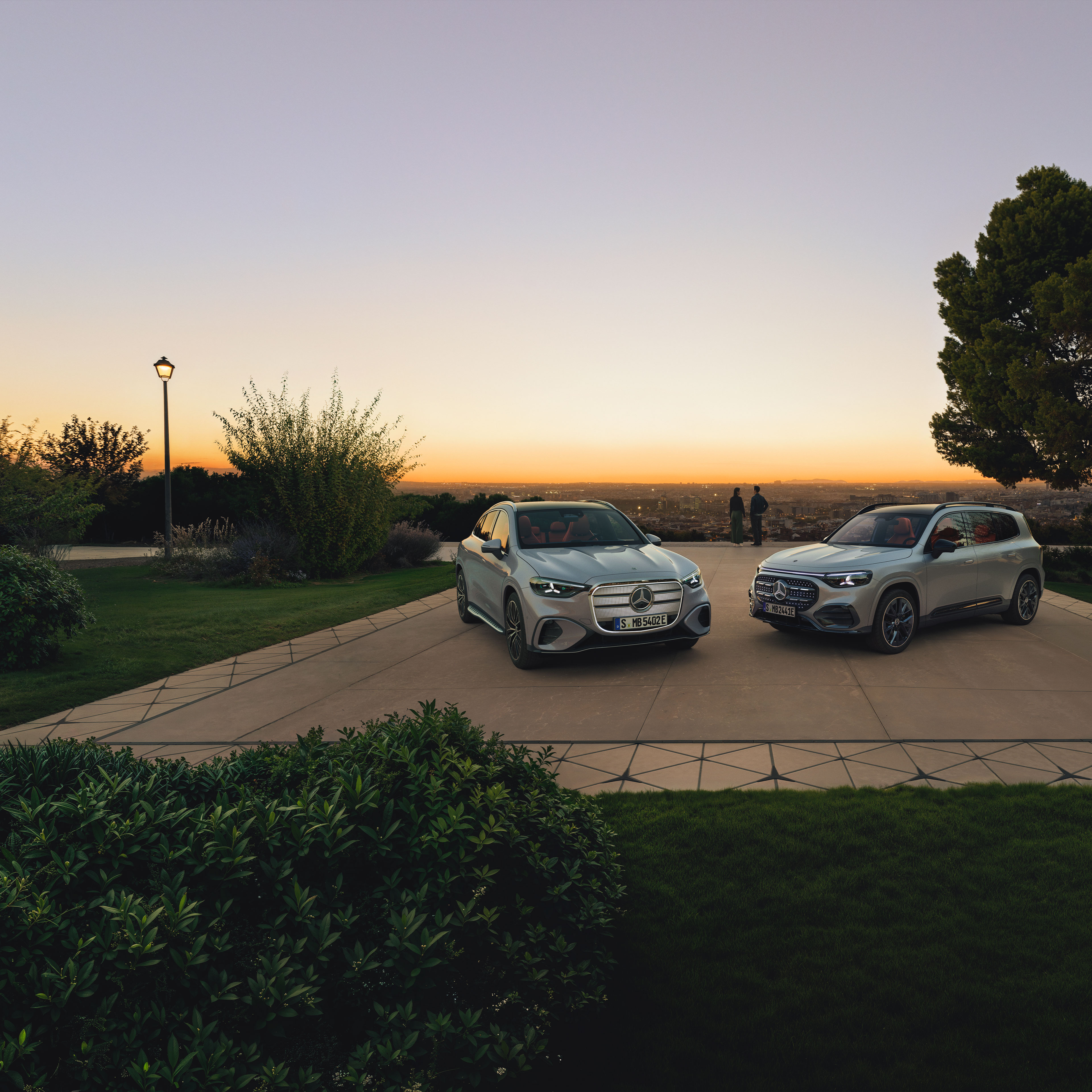 SUV-Modelle | Mercedes-Benz Zwei SUV-Modelle von Mercedes-Benz die schräg zu einander auf einem Parkplatz stehen.