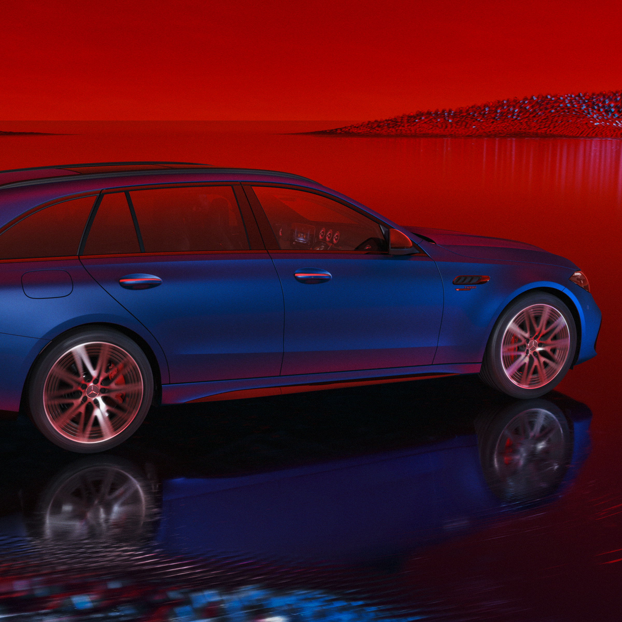 Mercedes-AMG C 63 S E PERFORMANCE T-Modell lackiert in MANUFAKTUR spektralblau magno, Seitenansicht vor rotem Hintergrund.