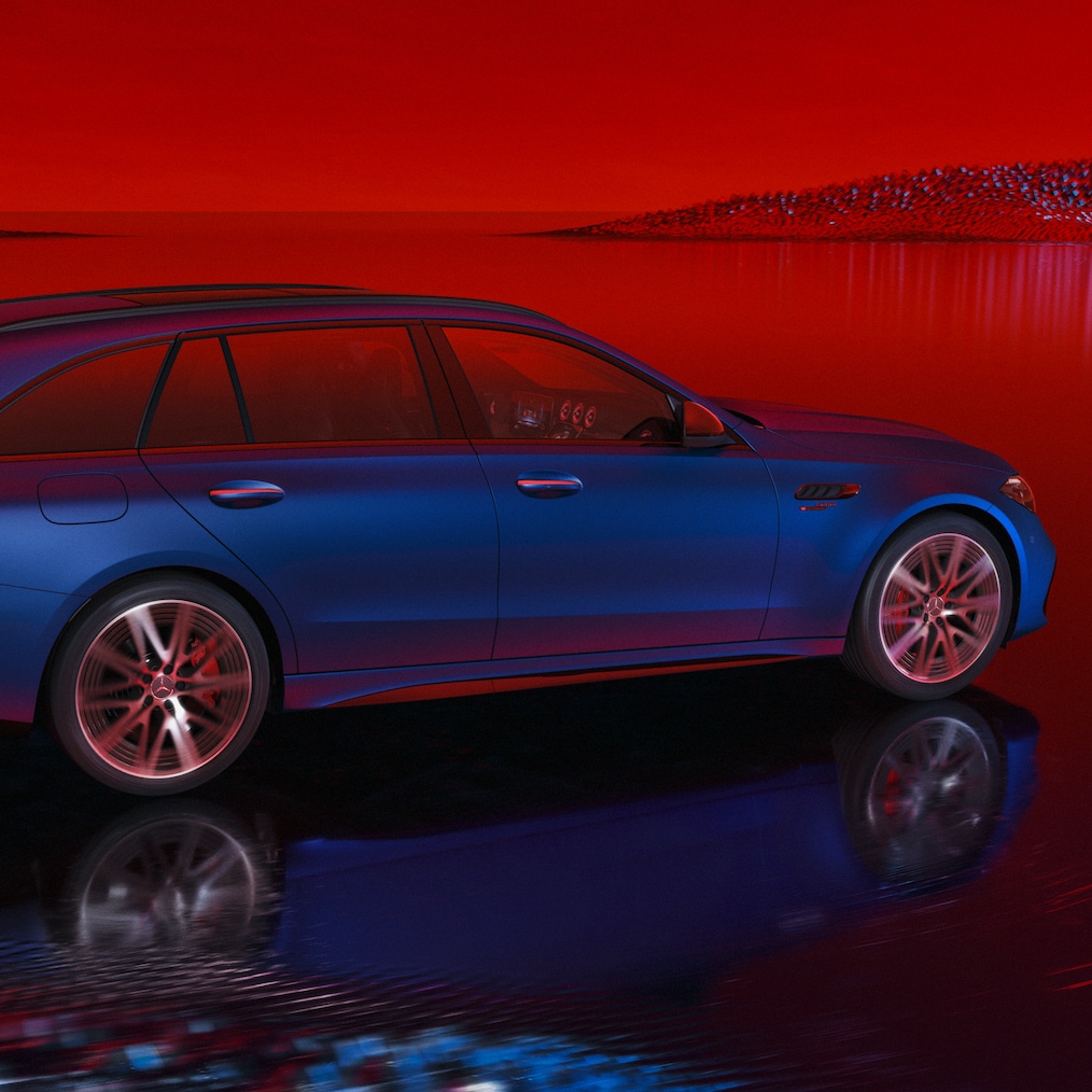Mercedes-AMG C 63 S E PERFORMANCE T-Modell lackiert in MANUFAKTUR spektralblau magno, Seitenansicht vor rotem Hintergrund.