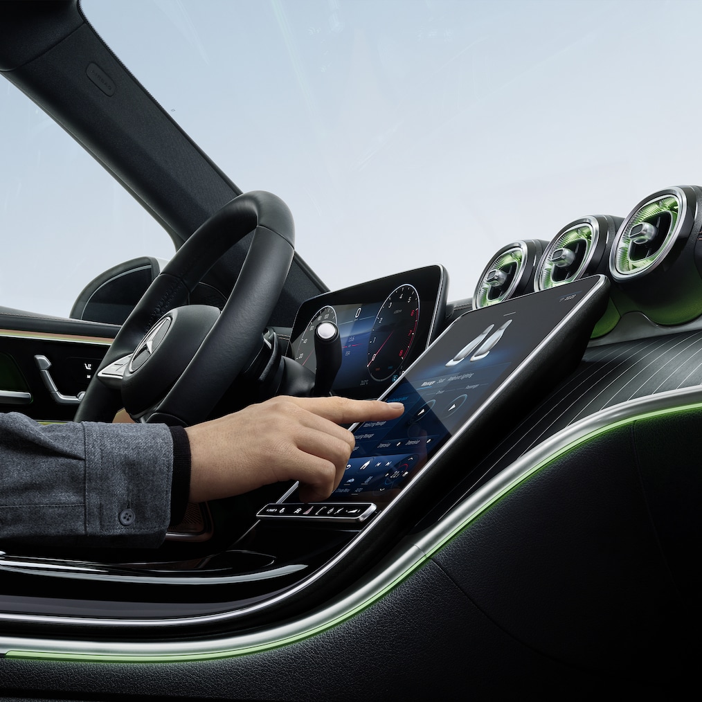 Nahaufnahme des Cockpits mit Anzeigen in einer Mercedes-Benz C-Klasse.
