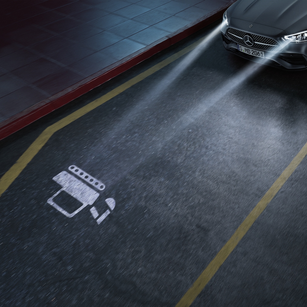Nahaufnahme eines DIGITAL LIGHT Scheinwerfersystems der Mercedes-Benz C-Klasse.