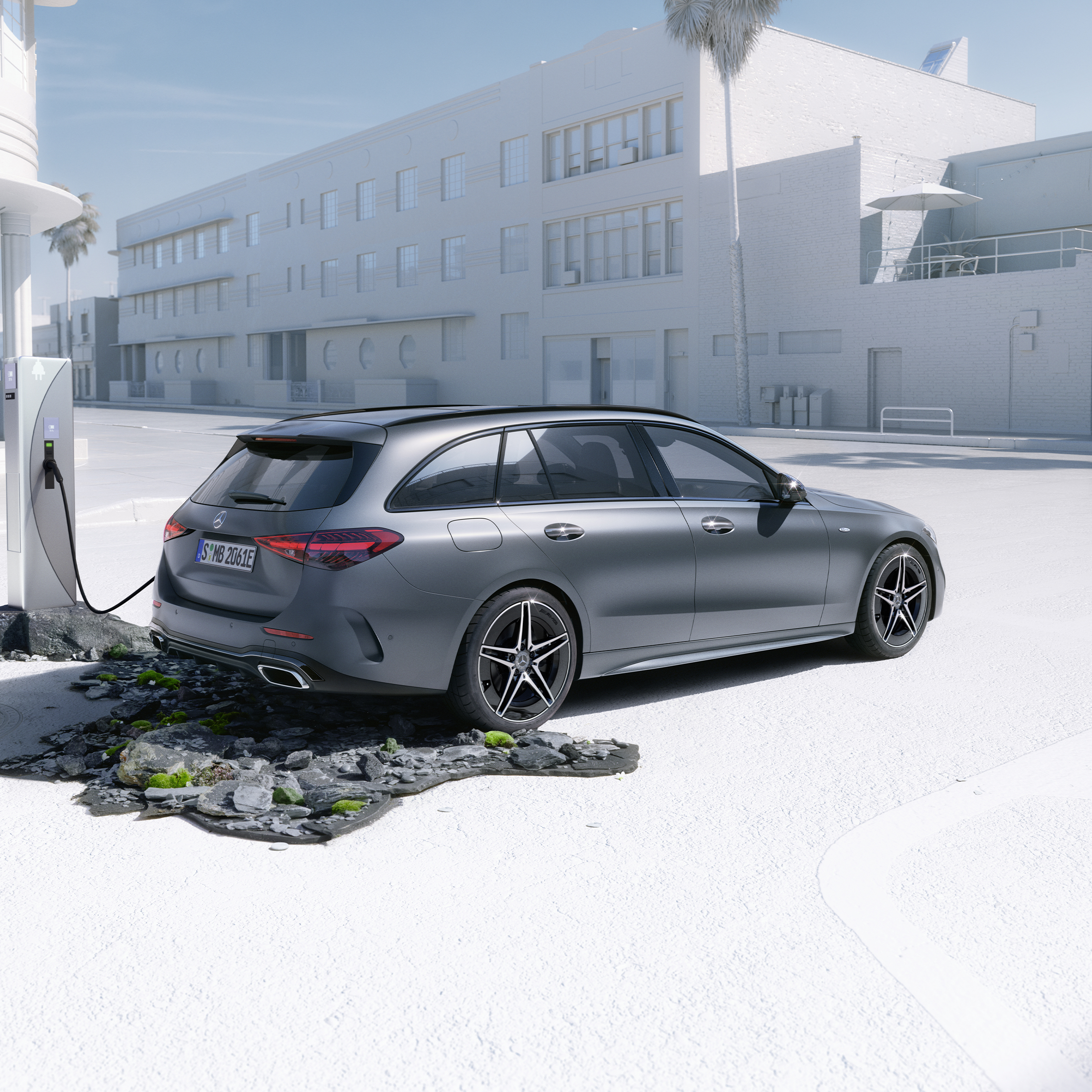Dynamische Ansicht eines Mercedes-Benz C-Klasse T-Modells (Fahraufnahme) oder stehend an einer Ladestation.