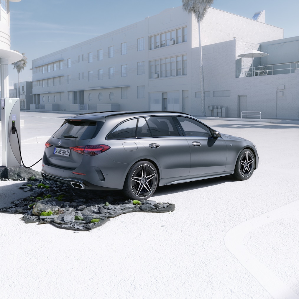 Dynamische Ansicht eines Mercedes-Benz C-Klasse T-Modells (Fahraufnahme) oder stehend an einer Ladestation.