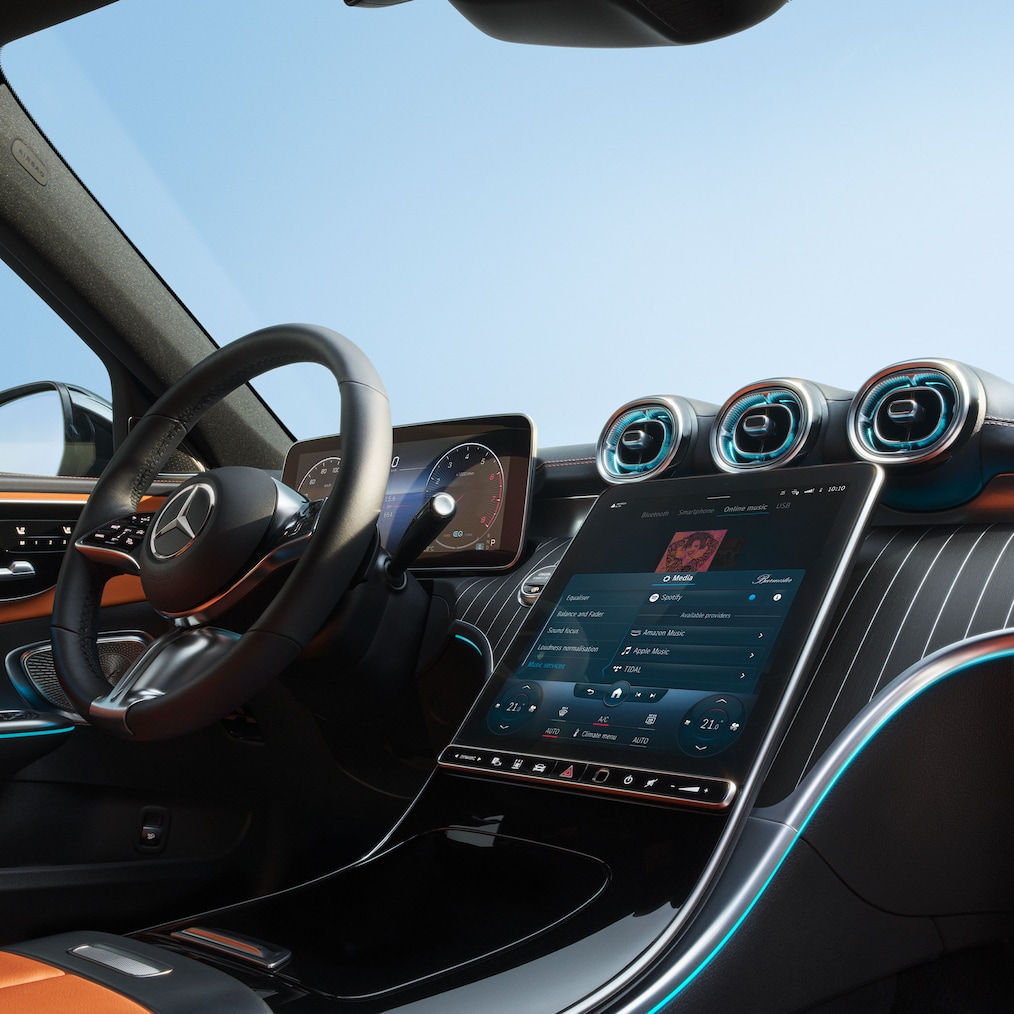 Nahaufnahme des Cockpits mit Anzeigen in einer Mercedes-Benz C-Klasse.