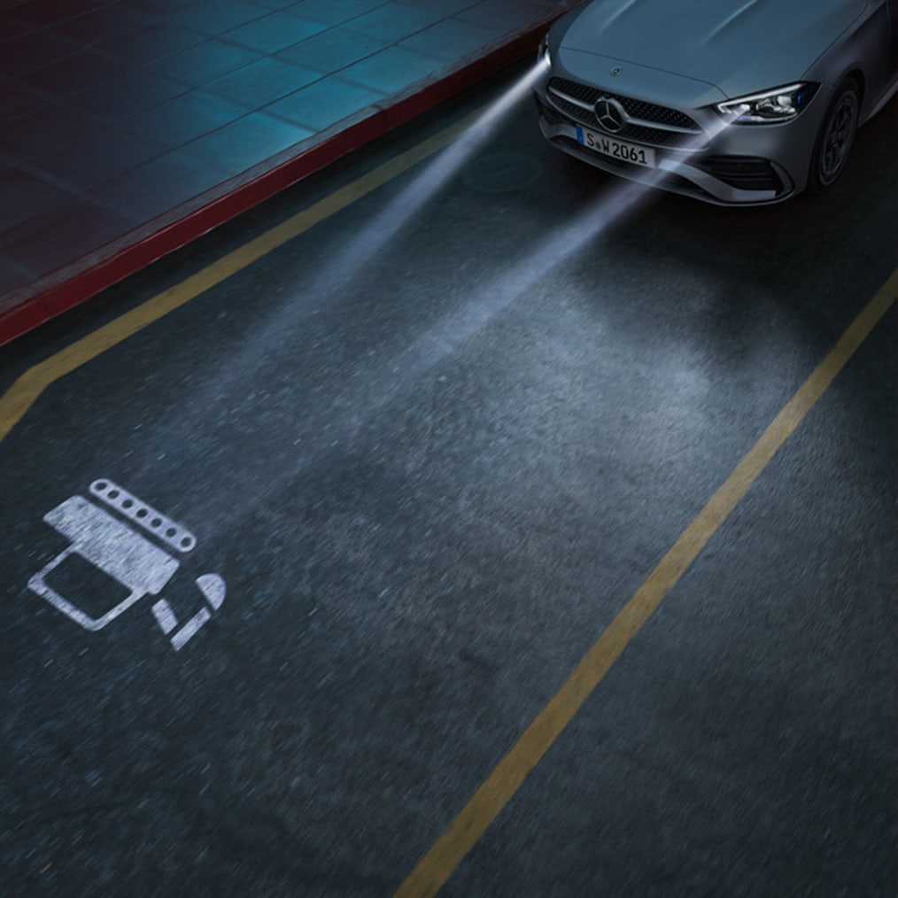 Nahaufnahme eines DIGITAL LIGHT Scheinwerfersystems der Mercedes-Benz C-Klasse.