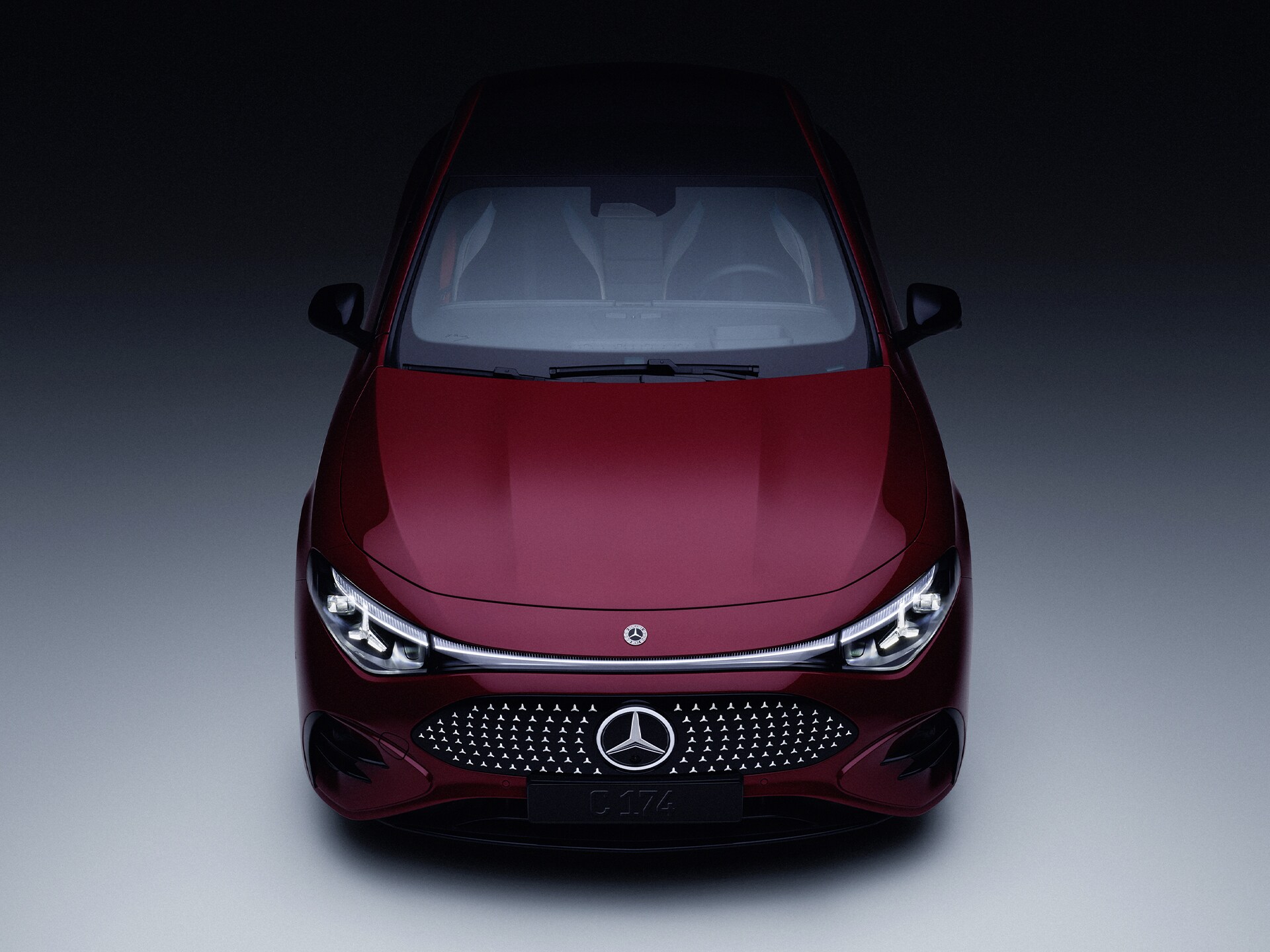 Der neue vollelektrische Mercedes-Benz CLA in Rot als Draufsicht vor dunklem Hintergrund.