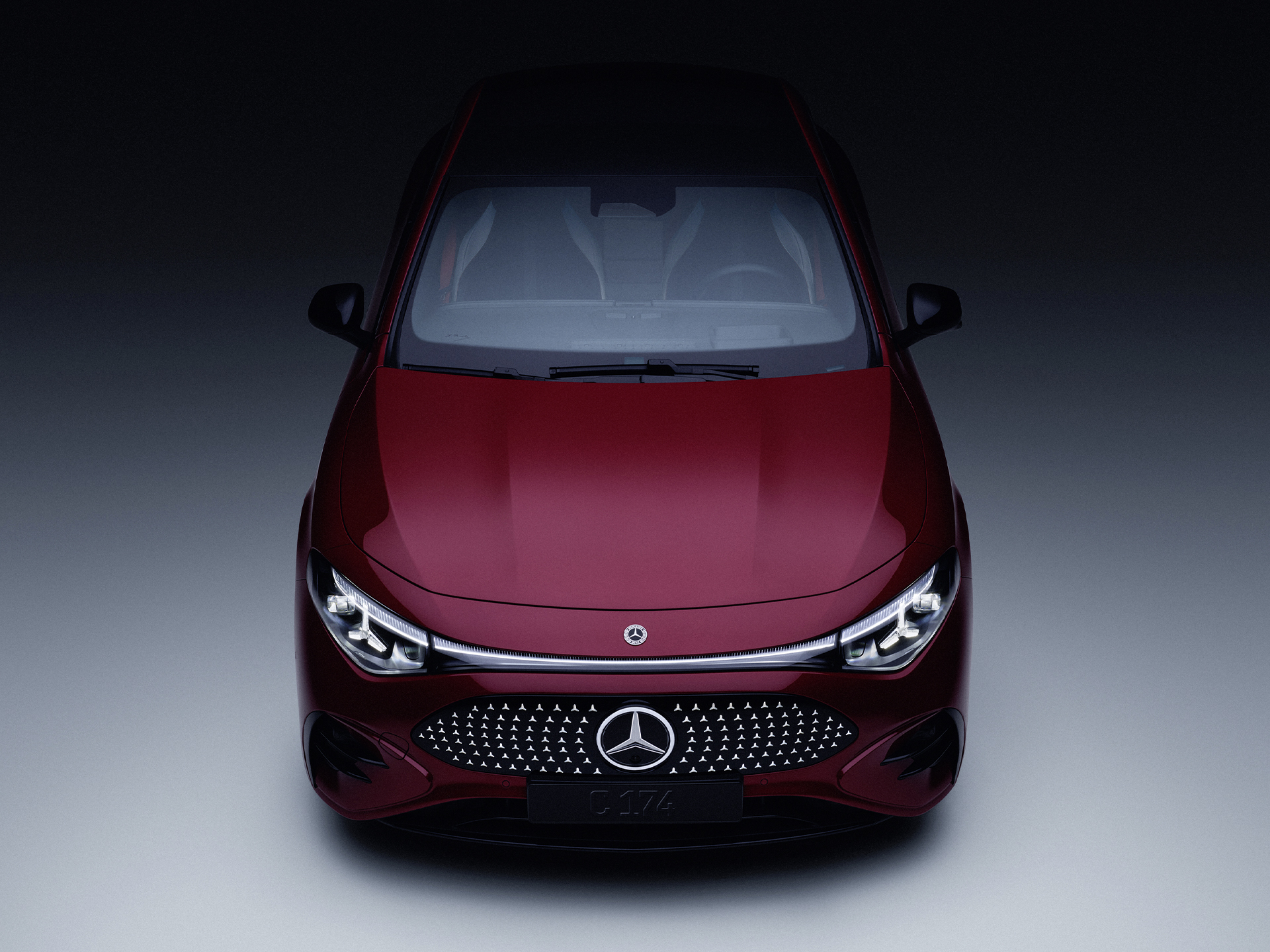 140 Places | Mercedes-Benz Der neue vollelektrische Mercedes-Benz CLA in Rot als Draufsicht vor dunklem Hintergrund.