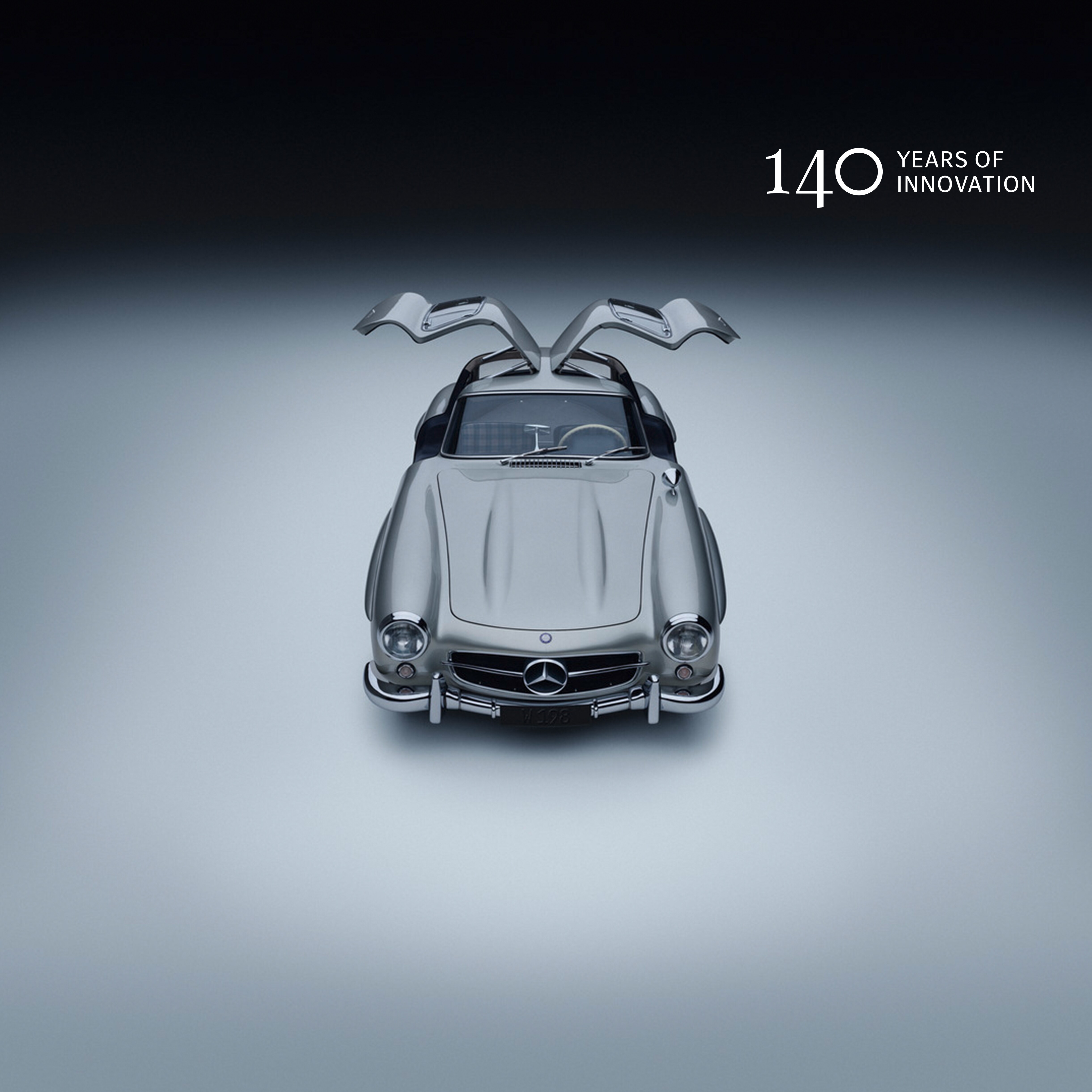 Mercedes-Benz Modell zur Seite geöffneten Türen.