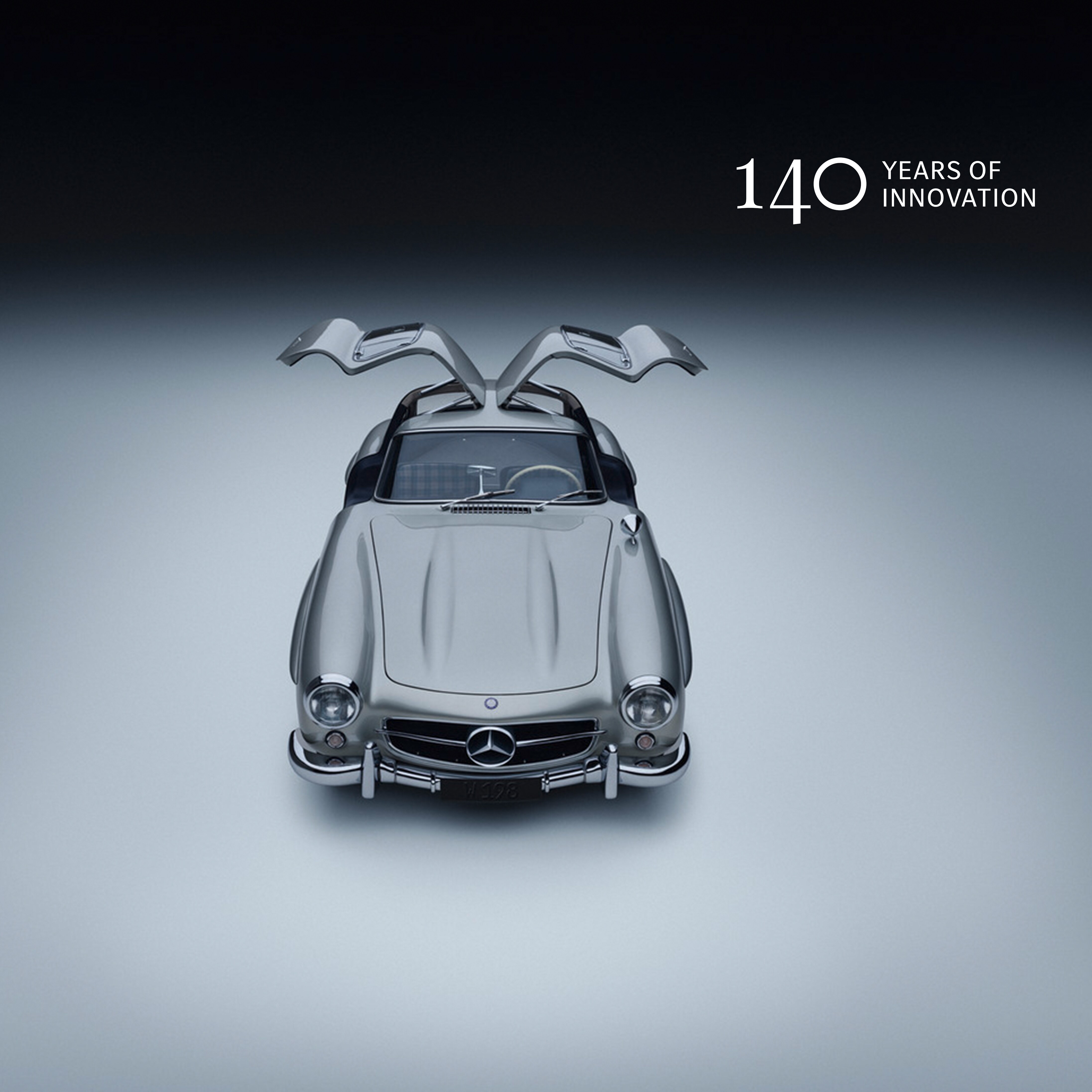 Mercedes-Benz Modell zur Seite geöffneten Türen.