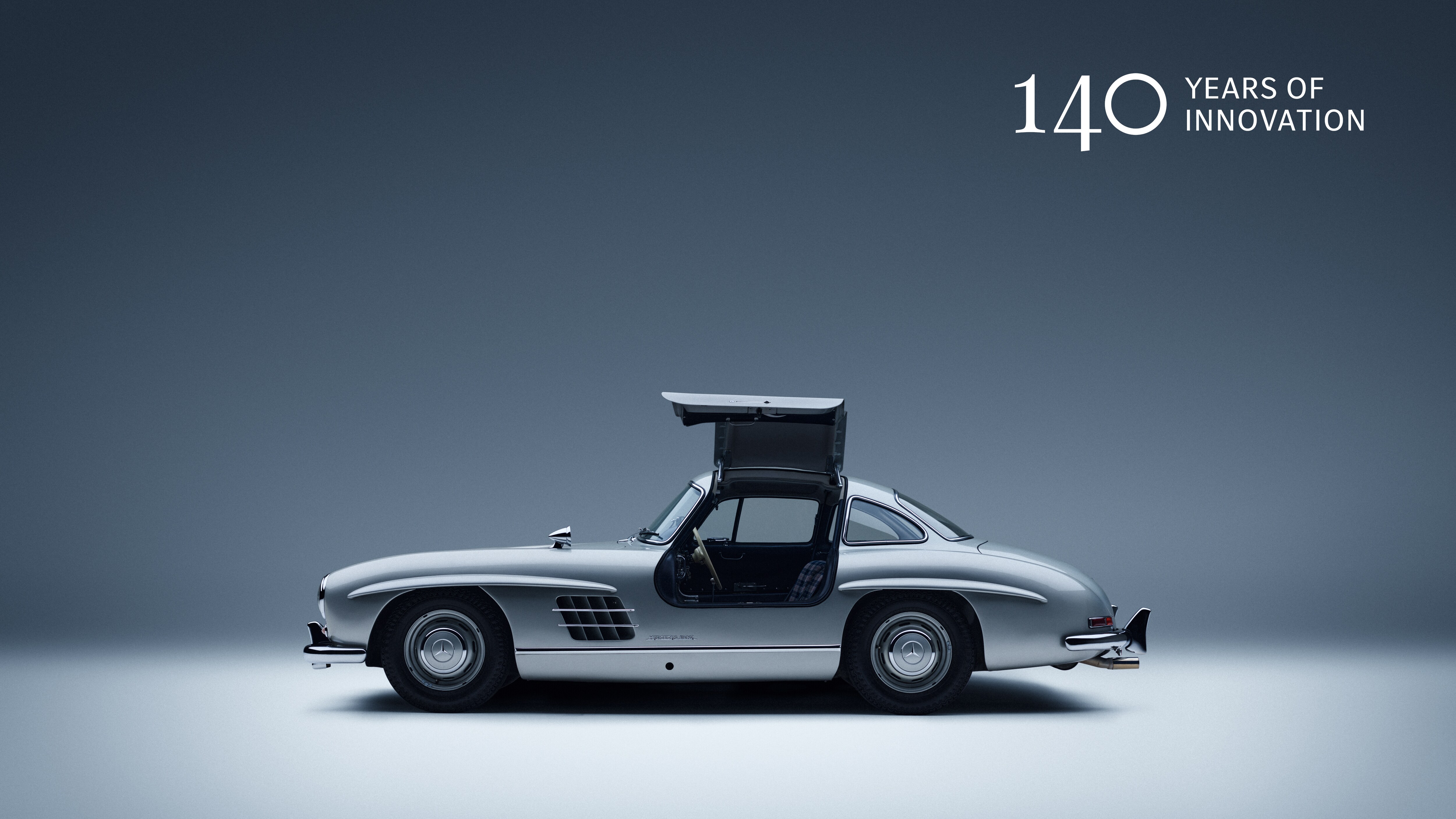 Ein Mercedes-Benz Modell und der Schriftzug 140 Jahre Innovation