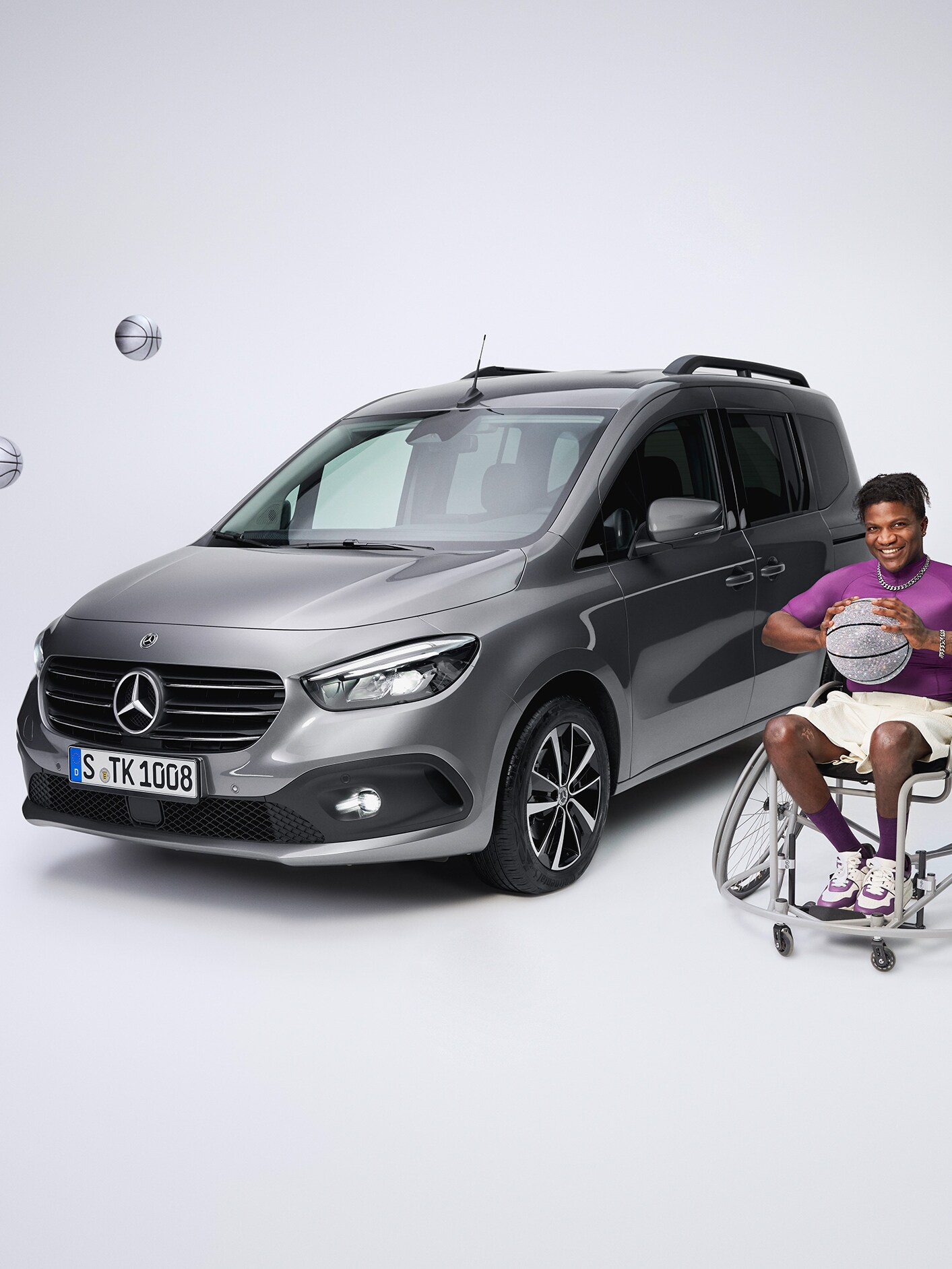 Die Seitenansicht einer behindertengerecht umgebauten T-Klasse und ein Basketballspieler im Rollstuhl.