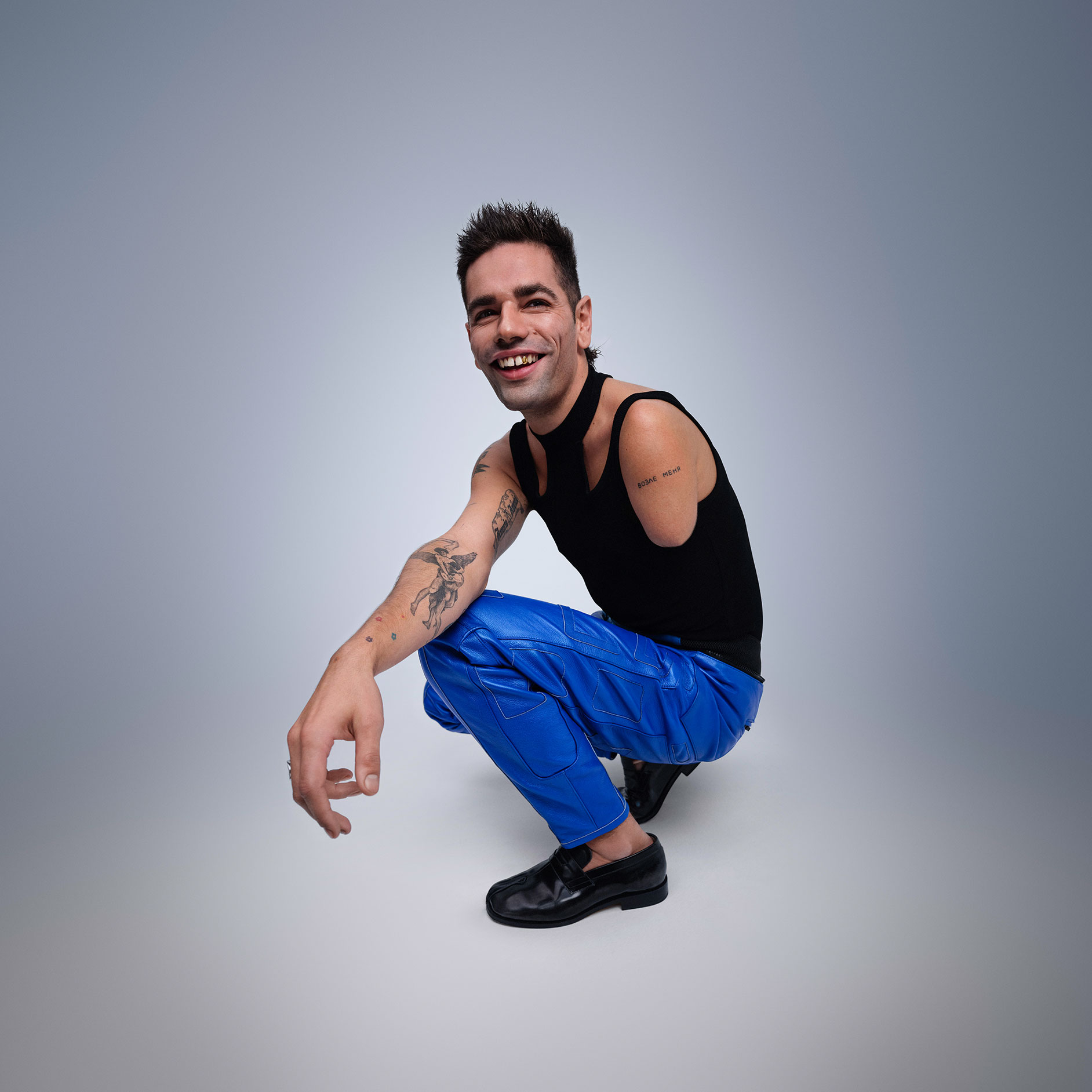 Individualität | Fahrhilfen | Mercedes-Benz Bild eines Mannes mit einer Armamputation.