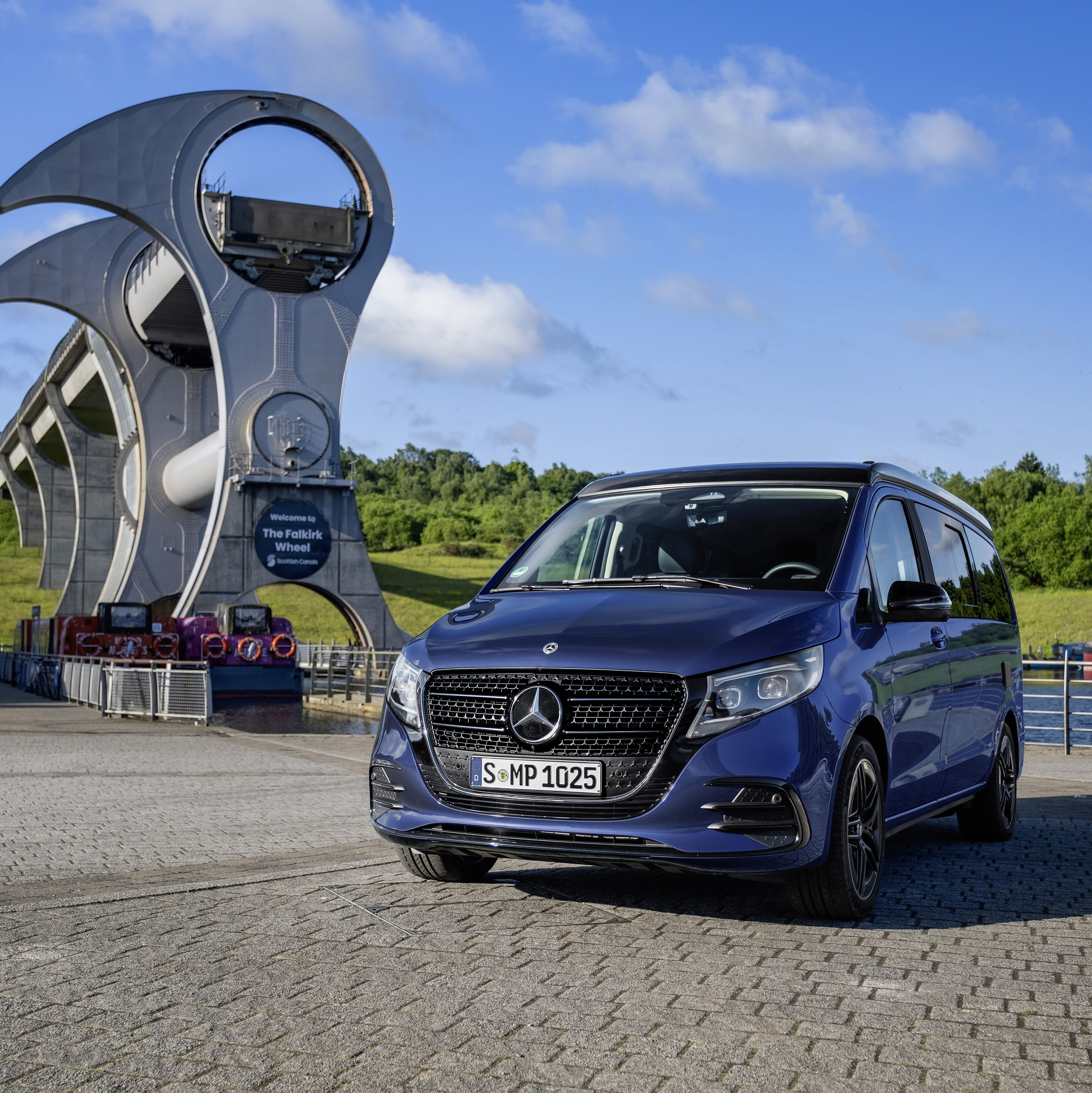 Mercedes-Benz Marco Polo Freizeitmobil parkt vor dem Falkirk Wheel Schiffshebewerk in Schottland bei sonnigem Wetter.