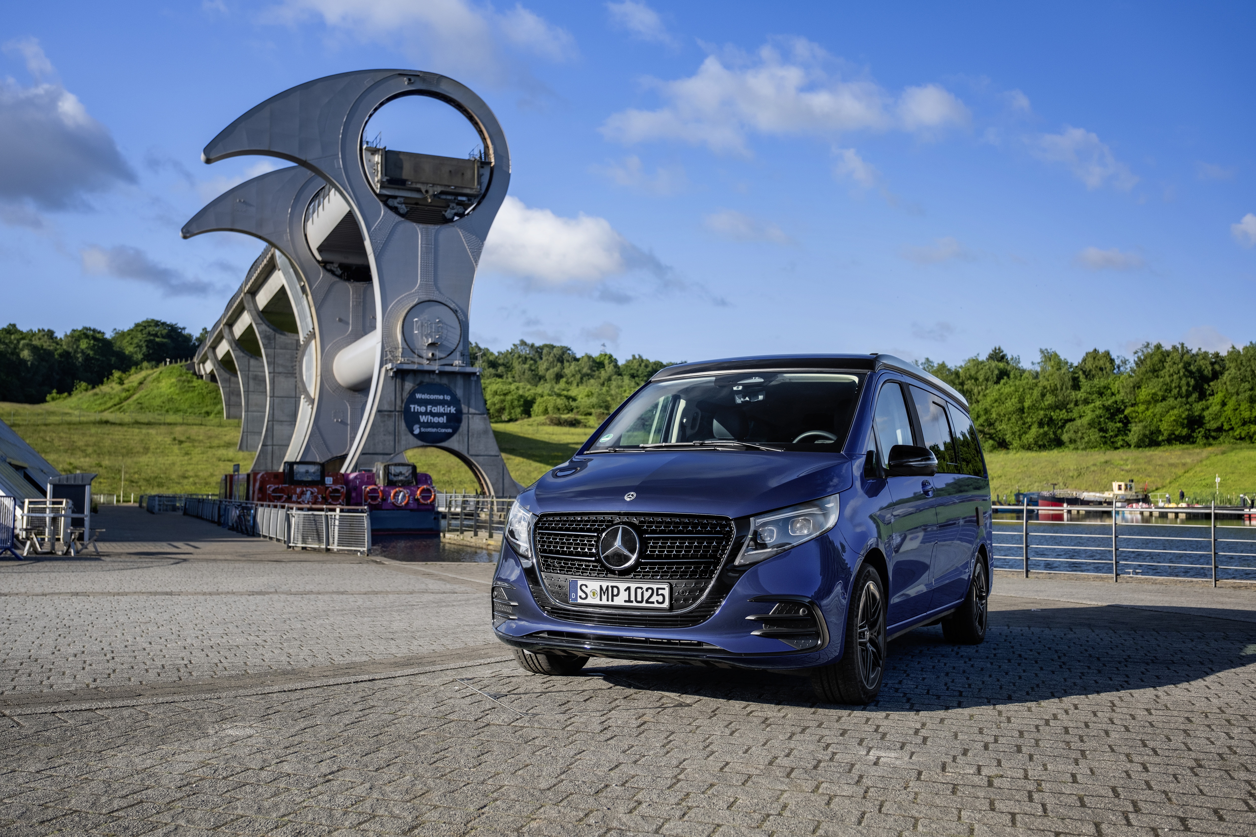 Van- und Camper-Modelle | Mercedes-Benz Vans. Mercedes-Benz Marco Polo Freizeitmobil parkt vor dem Falkirk Wheel Schiffshebewerk in Schottland bei sonnigem Wetter.