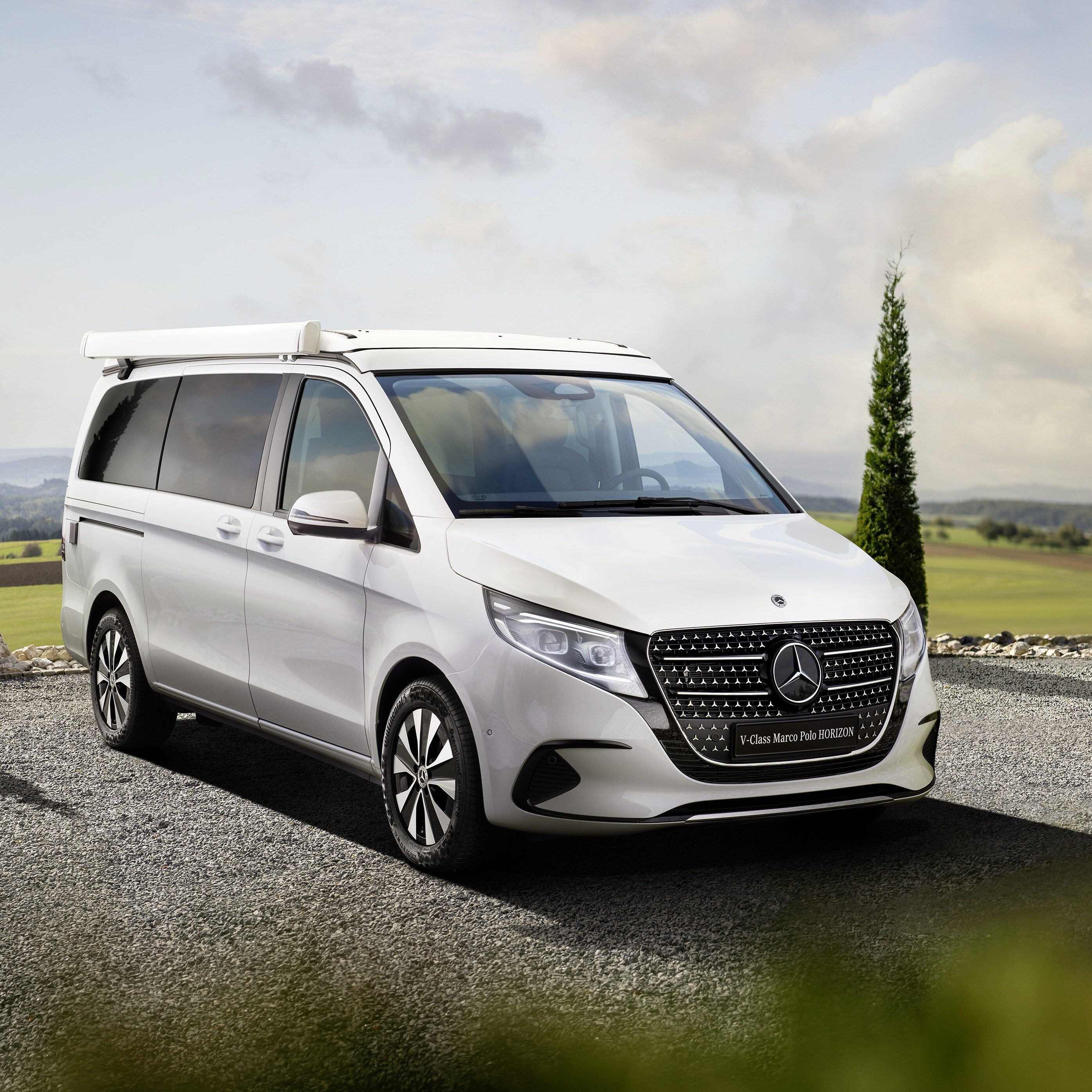 Der Mercedes‑Benz Marco Polo HORIZON mparkt in einer Outdoor-Abenteuerkulisse.